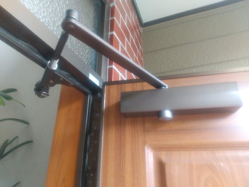 ドアクローザーの交換（ドアが勢い良く閉まる）