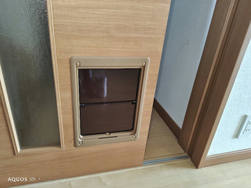 室内引戸にペットドア新規取付