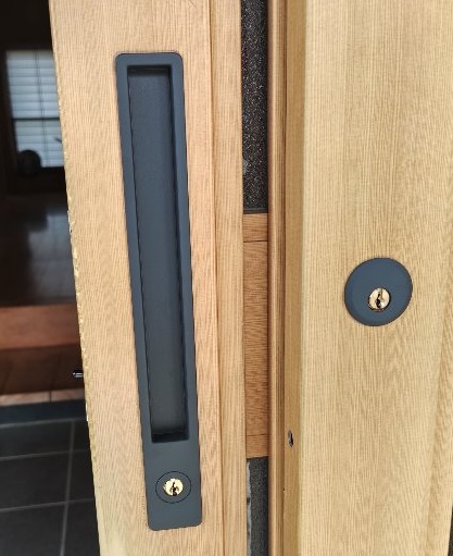 玄関引戸錠の一式交換